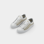Białe sneakersy Casadei z biało-beżową skórzaną plecionką i złotymi okuciami – widok z przodu